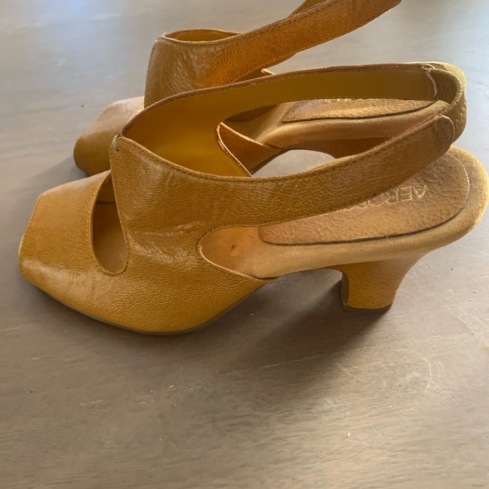 Aerosoles. Med heel, size 9. Mustard color